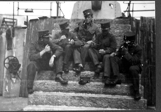 Her kan man se den manuelle ammo heisen i bakgrunnen til venstre.