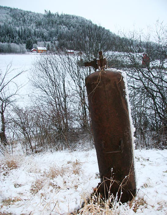 Røykleggingsapparat. Det sto to og to sammen av disse. Når gassene ble blandet, ble det dannet (helsefarlig!) røyk. De ble brukt til røykleggingen av Tirpitz som lå like i nærheten i Fættenfjorden.