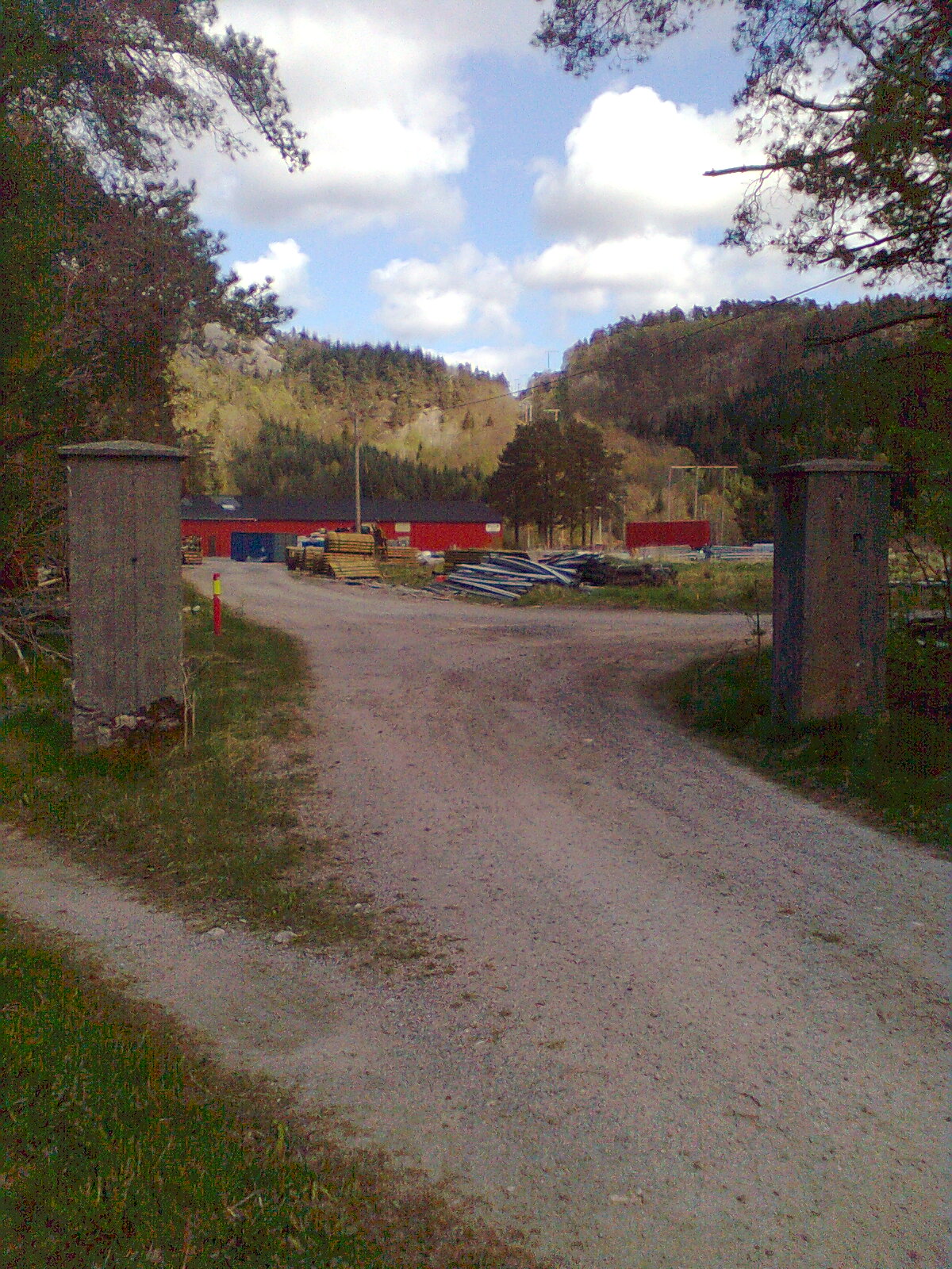 Inngangsporten til Skrumoen, fortsatt litt tysk piggtråd på den ene stolpen