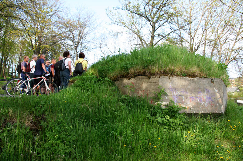 Liten bunker langs flyplassen.
