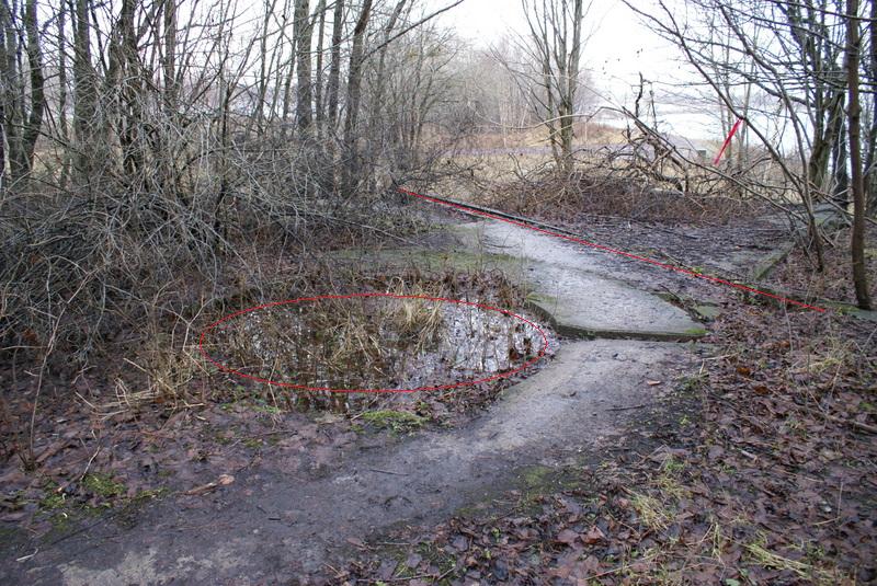 Røde streker antyder sirkelen og den ene jernbaneskinna