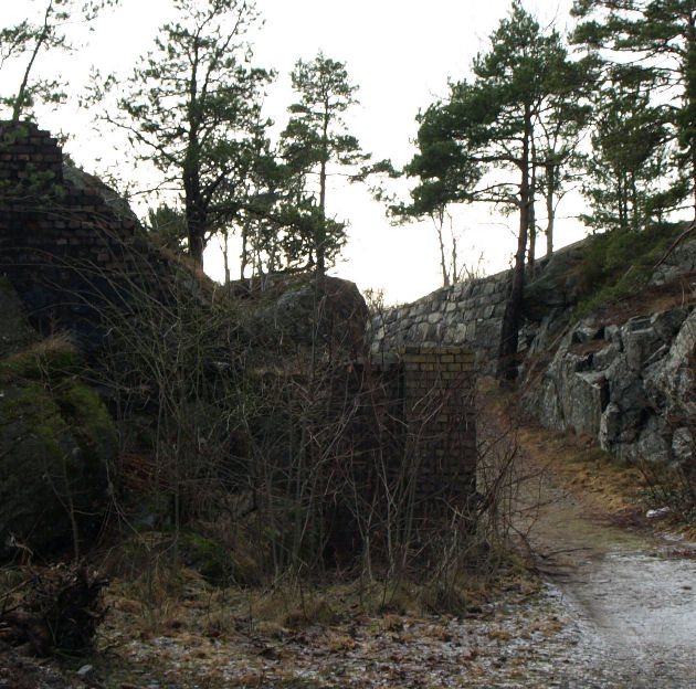 Inngangspartiet i murstein til fortet.<br />(Telvrum's bilde)