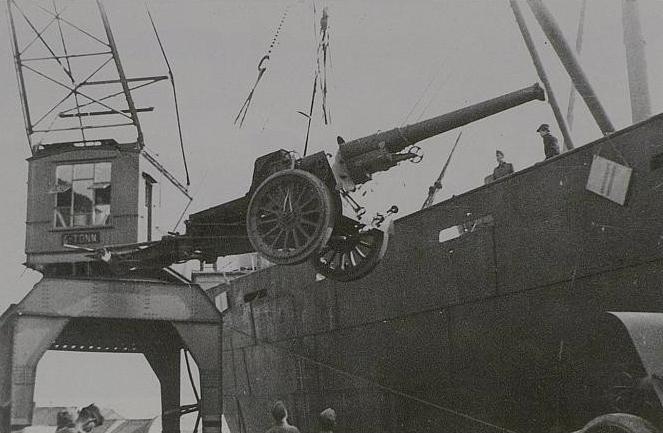 15,5cm feltkanonene bli heist ombord i båt som skal transportere de til Gossen.