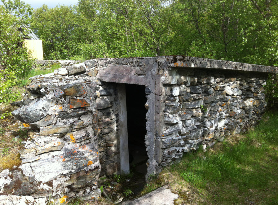 Mannskapsbunker for lyskasterstilling på Andørja.jpg