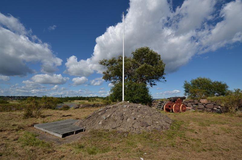 Liten tysk bunker under flaggstanga.