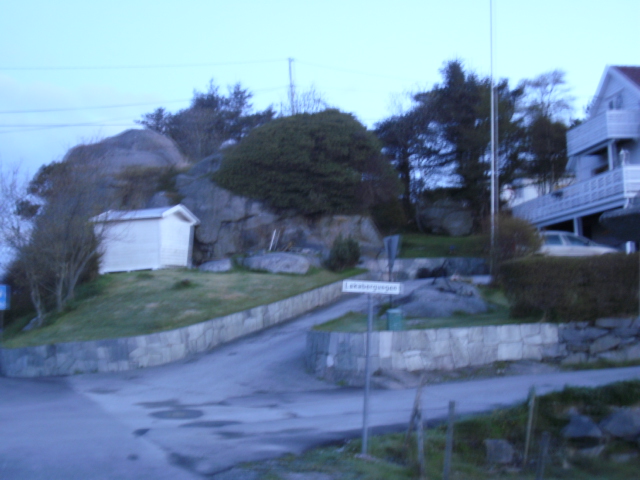 Der hvor den lille kvite boden står var vaktposten . Brakken/bunkeren ligger rett bak de to trærne i midtten av bildet.