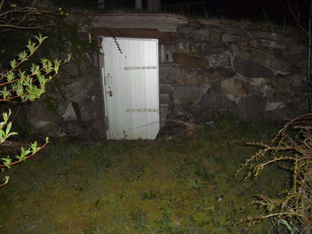 Bildene eg tok av brakken/bunkeren ble ikke så gode i halvmørket.