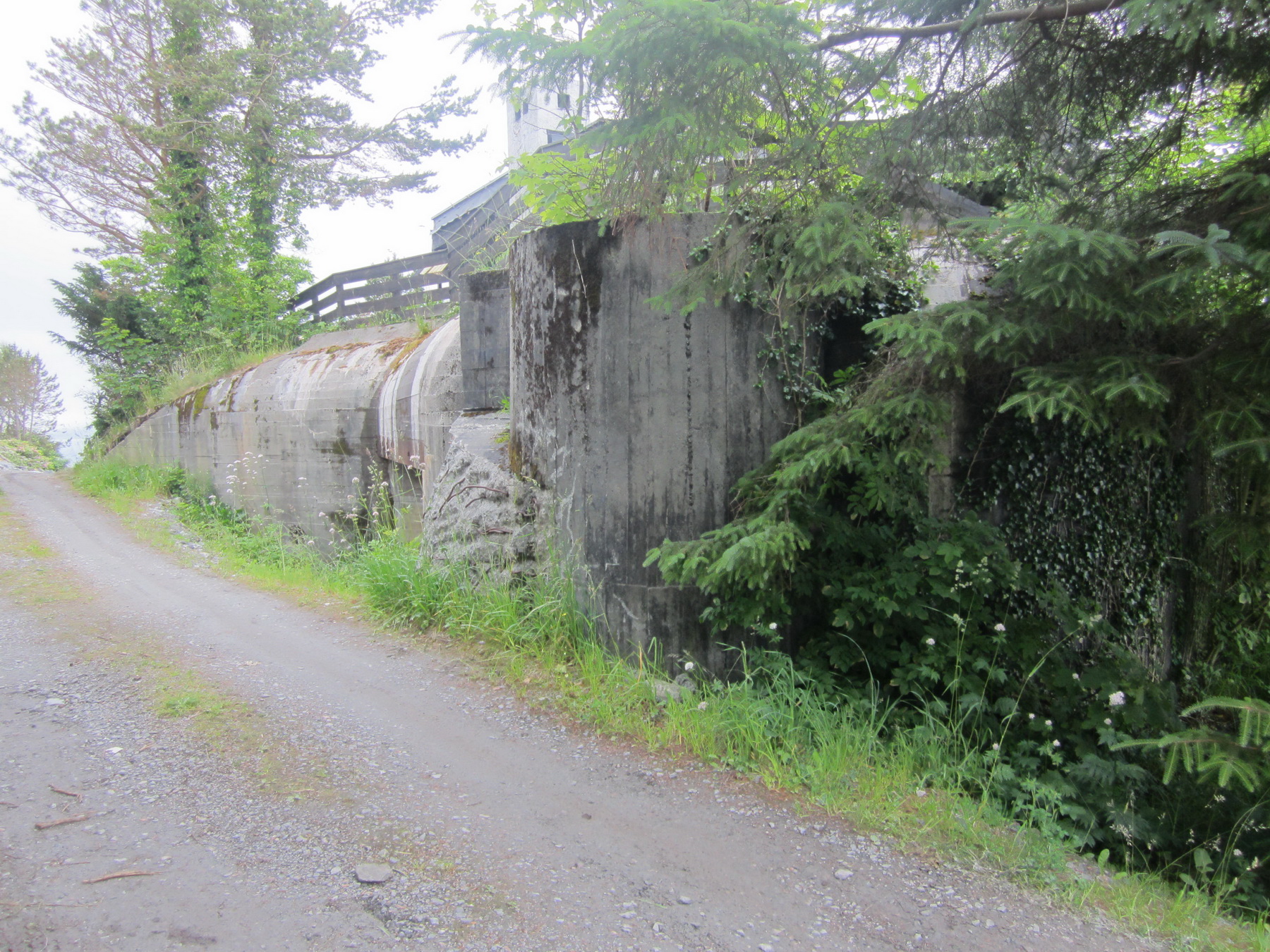 R-105 bunker på Kronå. Ligger delvis på privat eiendom. Bunkeren ser ut til å være åpen og tilgjengelig. Annen vinkel...