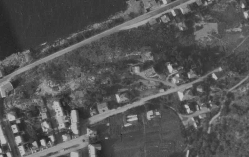 Luftfoto fra 1947 over Kronå. Her kan vi tydelig se de tre store Flak-stillingene. Bunkerne og mg-stillingene er vanskeligere å skimte, men skal merke av hva er hvor en annen dag. :)
