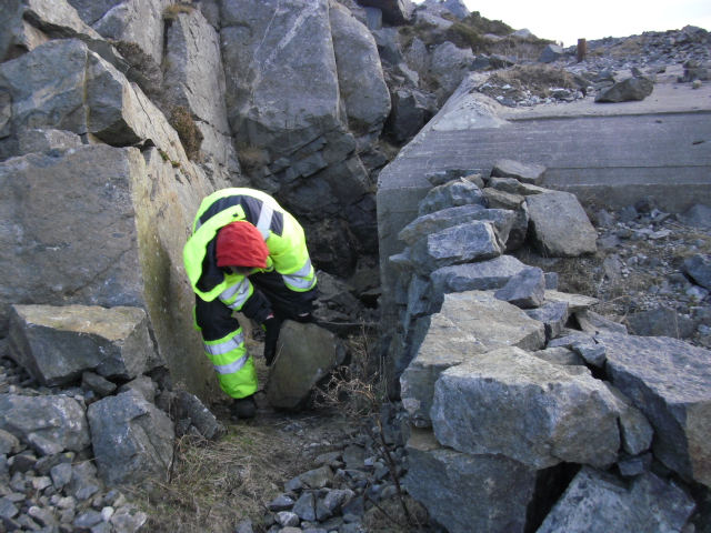Her fjerner Thomas en av steinene