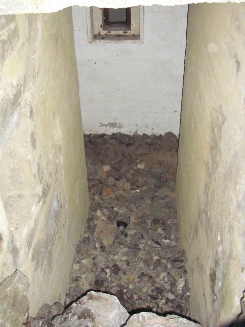 Fikk vekk de fleste steiner ,men måtte gi oss der trappa starter . Tok desverre ikke et bilde som viste hvordan det så ut før vi rydda her