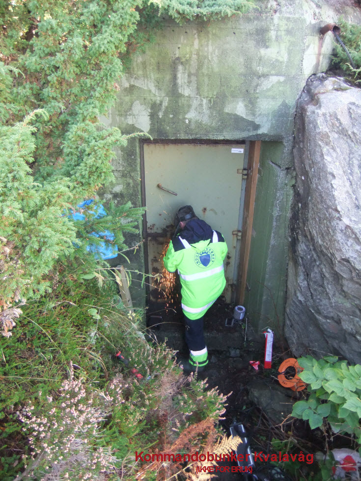 23- Arbeidet med hoveddøren og sikring av bunkeren - høsten 2012.JPG