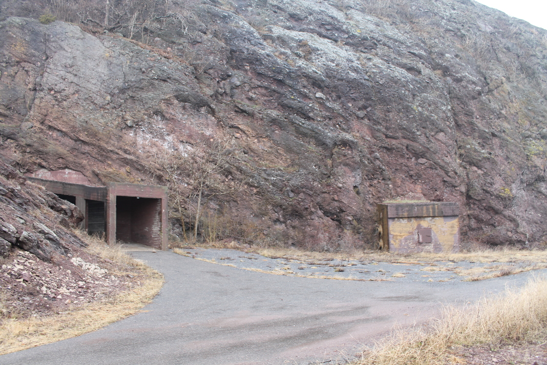 Inngangsparti fjellanlegg Singlefjell. Antar at «Rauøy» kommer fra rød øy, når man ser bildet her.