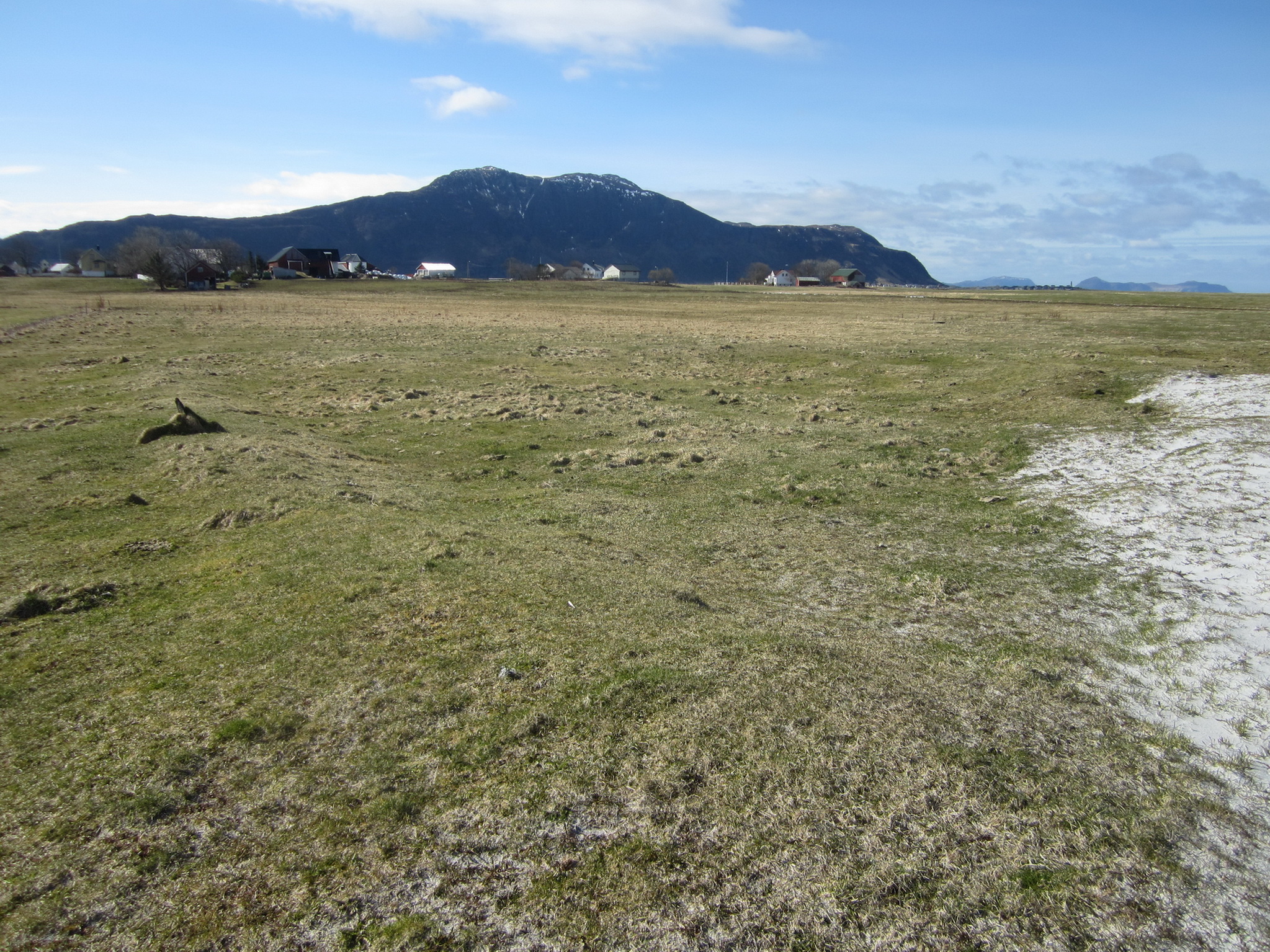 Her er trolig stedet hvor peilestasjonen lå. Bygningen var av betong (som en bunker) m. ståltak og lå delvis nede i bakken. Etter freden ble trolig bygningen/bunkeren gjenfylt. Man kan vagt skimte omrisset av murer under gresser, der den lå.