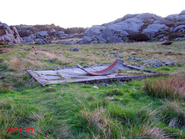 Mannskapsbrakker utenfor selve fortet.<br /><br />N 6562835<br />E 0283099<br />Se Norge-i-Bilder for omriss av steinmur.