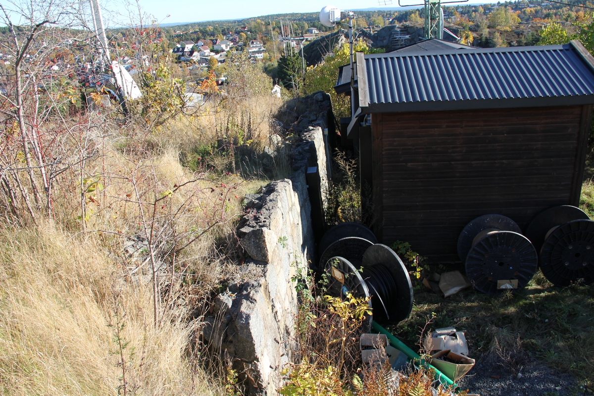 Steinmur i forkant av stillingen.