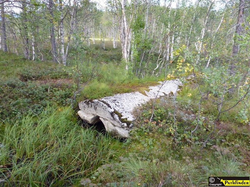 Stikkrenne av betong, og her går det også en sti langs traseen.