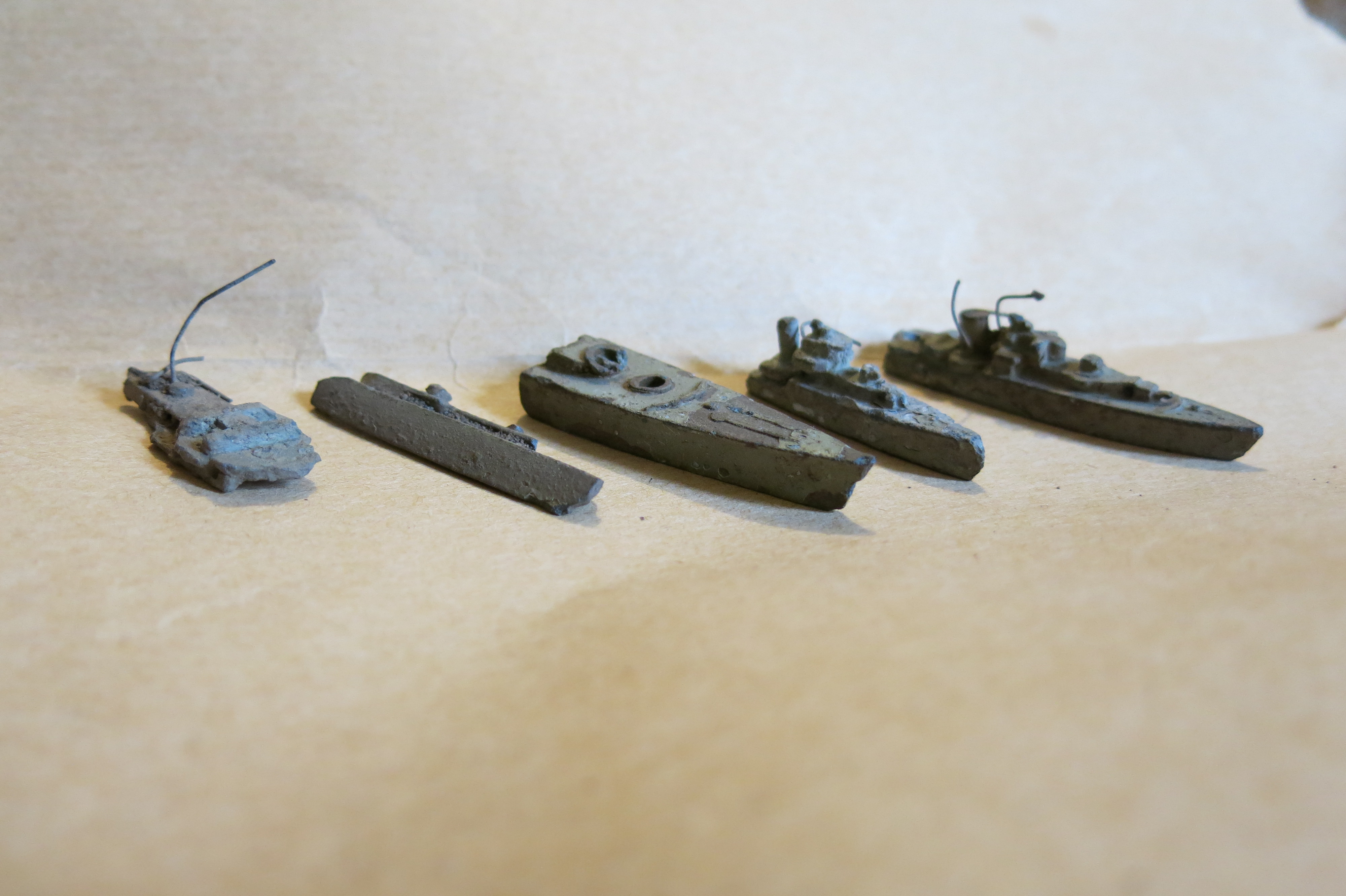 Rester av modeller funnet på kystfortet ca 5 cm lange.