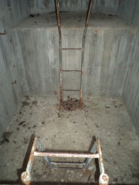 Inne i en av bunkerne.