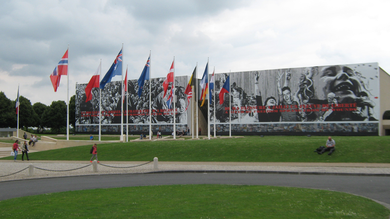 Bilde fra det store minnesmerke og museum i Caen. Le Mémorial de Caen.