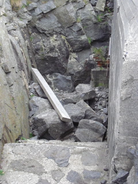 Den flate steinen i midten av bildet er nå knust og tatt vekk.