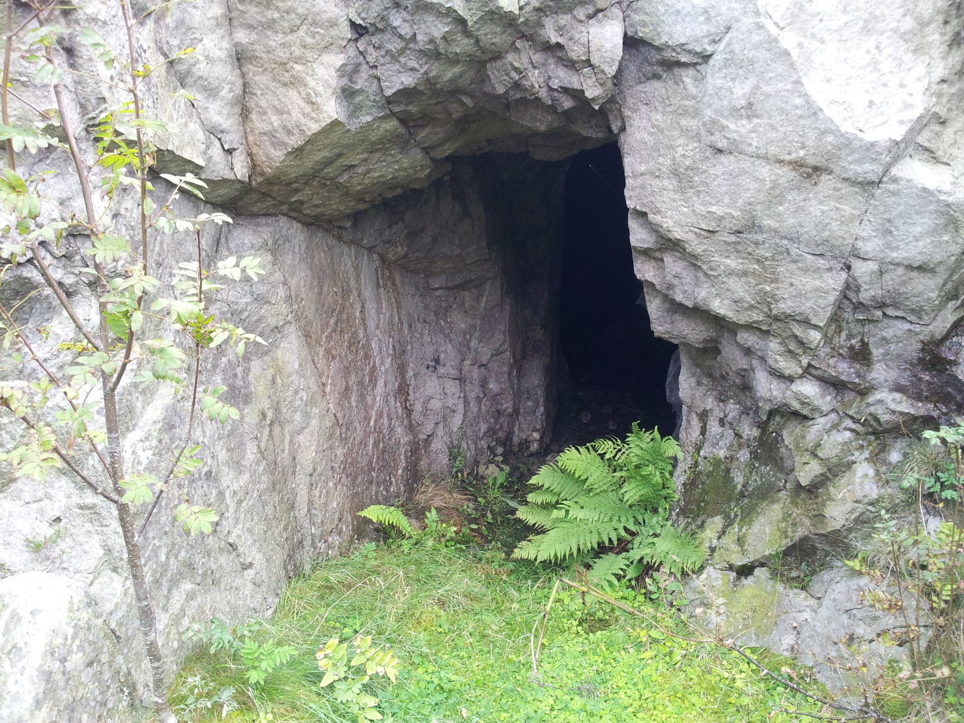 Liten tunnel som førte ut til andre siden av fjellet
