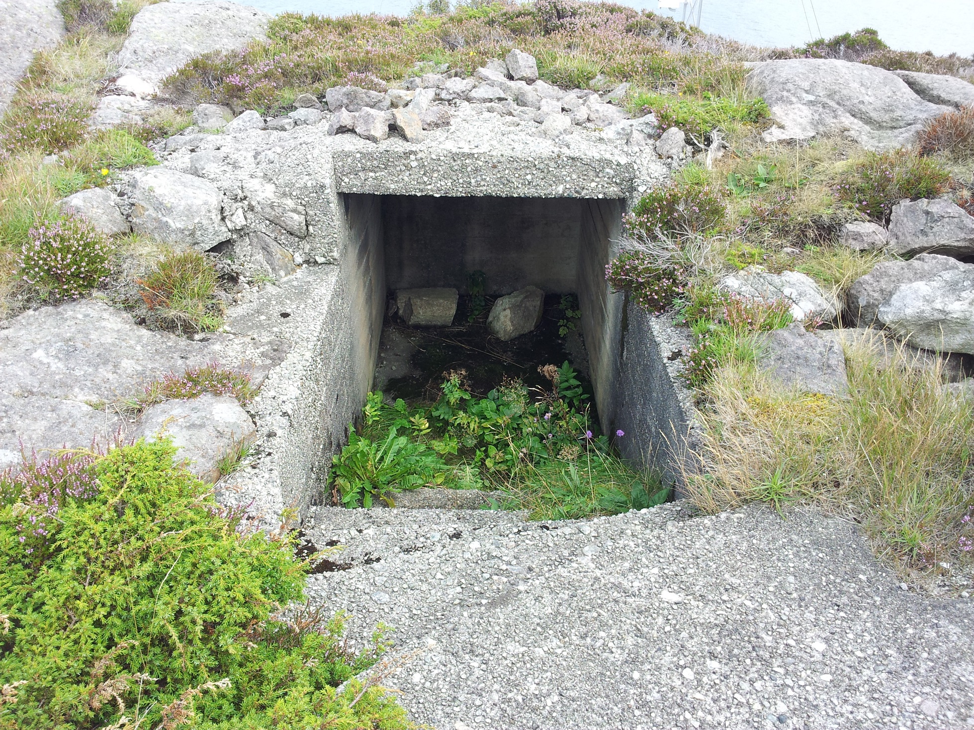 Nisje for aggregat/strømtilførsel el. tilhørende lyskasteren
