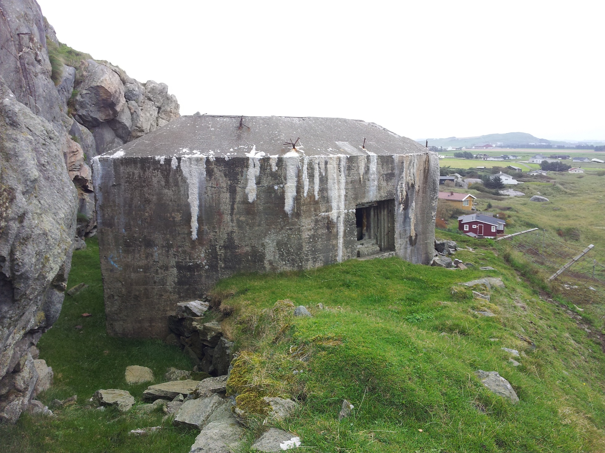 Octagon-bunker med 3 skyteskår. Kan være denne er avbildet her i forumet fra før av. Bybergsnuten (Stp. Byberg) kan sees i bakgrunnen til høyre