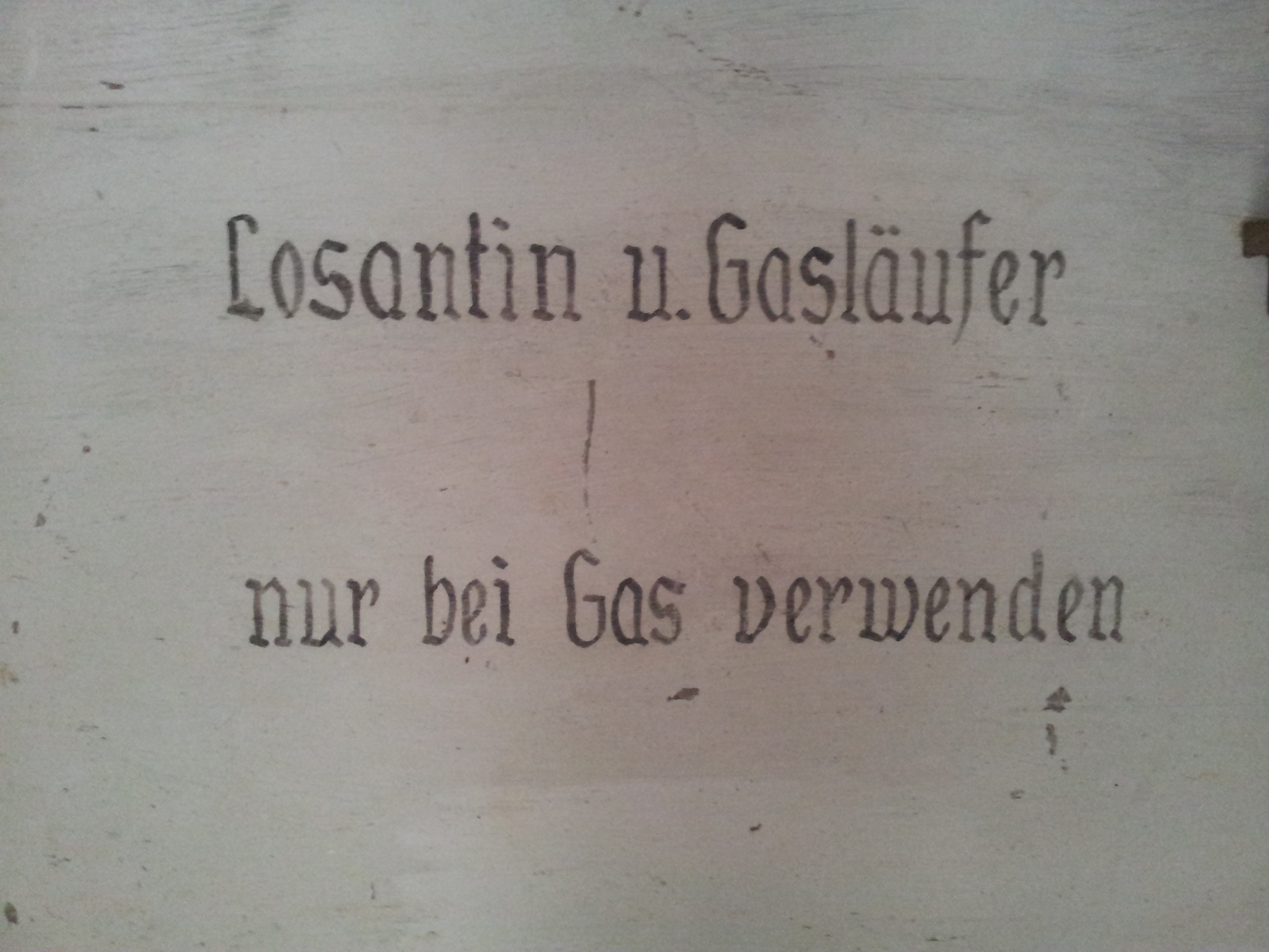 &quot;Losantin skal kun brukes ved gassangrep&quot;. Slik jeg har forstått det er Losantin et middel som ble brukt av Wehrmacht under krigen. Dette anvendte man på huden i tilfelle man fikk kjemikalier på seg som følge av gassen.