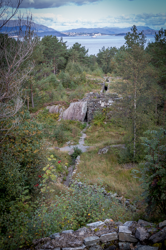 Løpegrav som går i bakkant av alle 4 kanonstillinger. Bilde tatt fra taket på kommandobunker. I bakgrunnen ses Leirvik på Stord.