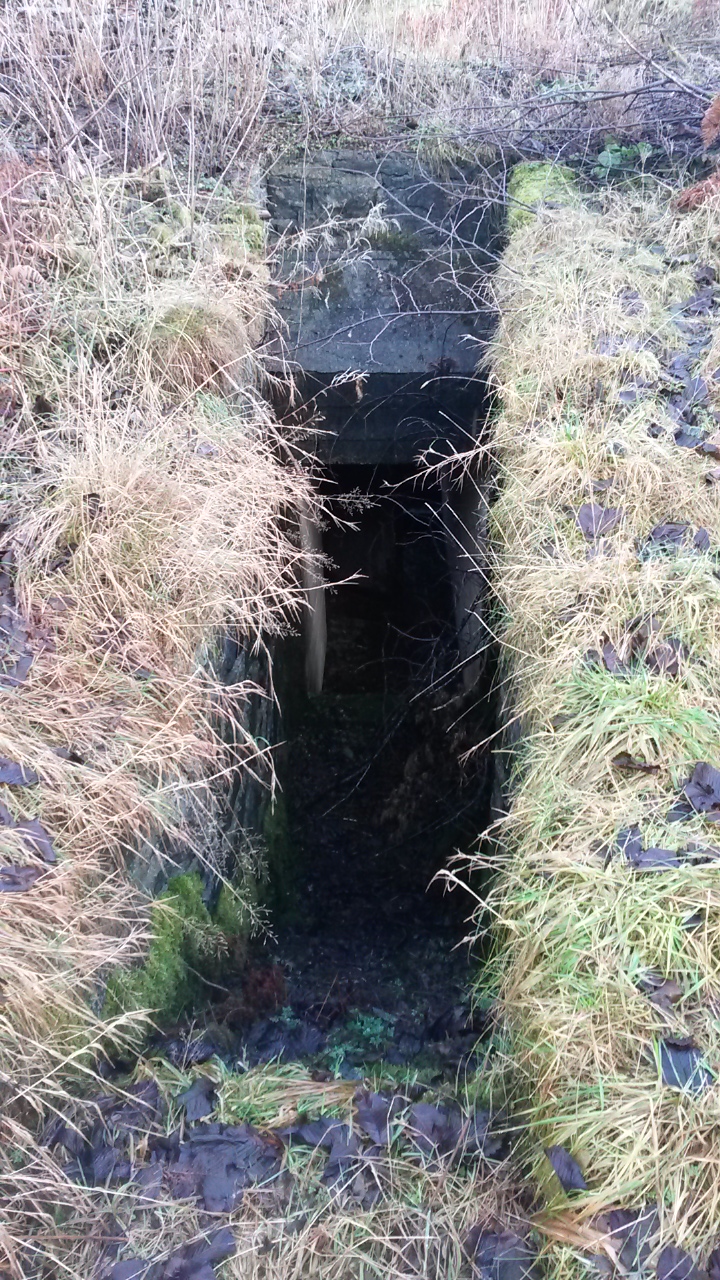 Samme bunkers  motsatt nedgang , helt nedgravd.
