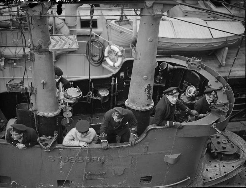 2-Ubåten Stubborn taues av HMS Narvik.JPG
