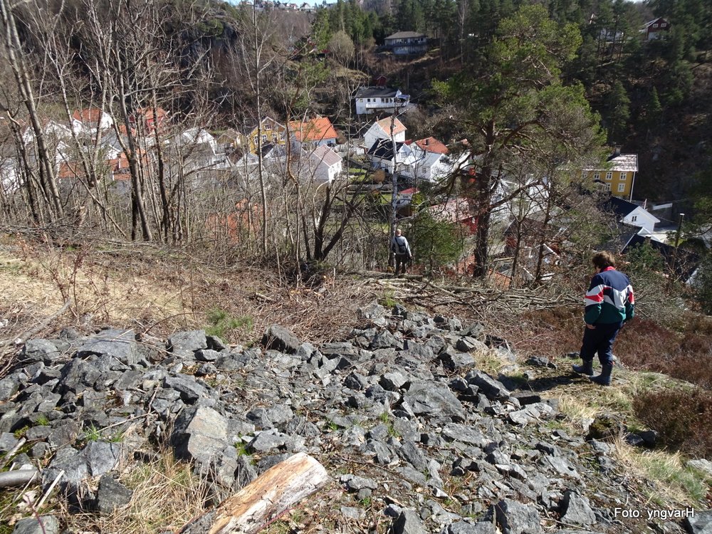 Løpegraver ned til to infanteri stillinger