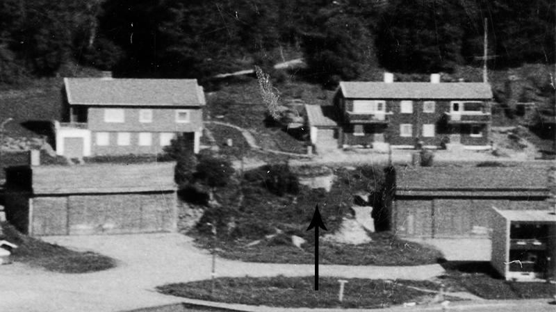 Bunker vises mellom flyhangarene. Svart pil denne gangen. Photoshop har tatt kveld. Dette er et utsnitt, som jeg har fått tillatelse til å vise, fra NTNU Universitetsbiblioteket. Dette er Fjellanger Widerøe med bildeidentifikasjon FW-I-143620R.