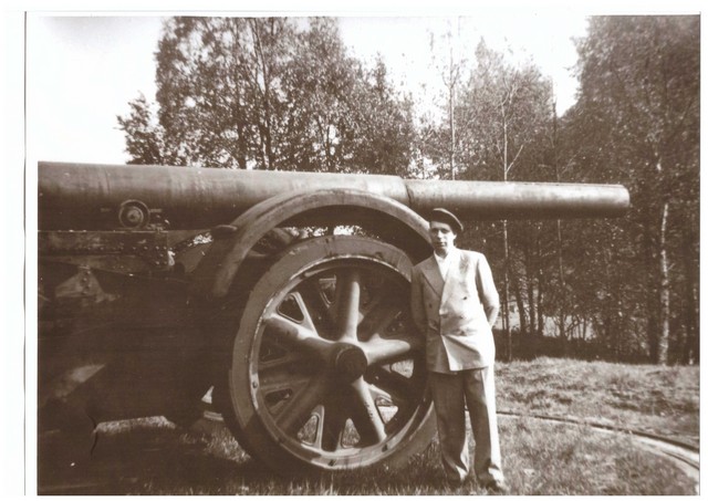 Kanon 1/3 -  21cm Mørser Hetleflaaten.<br />Andreas Hetleflåt i positur , juni 1945<br />merk  skade på løp .