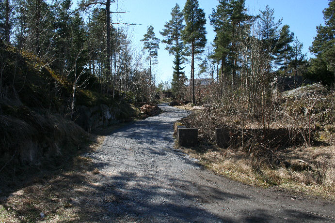 En av veiene inne på fortet med rester av brakker rundt veien.