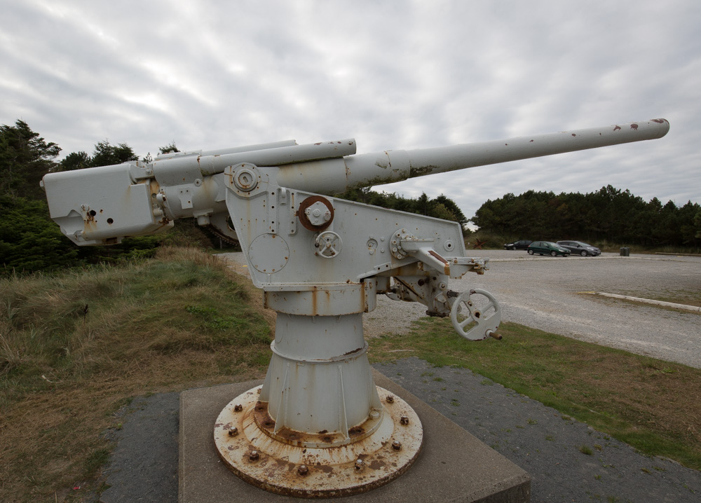 Fra informasjonsskilt:<br /><br />&quot;Tysk luftvernskanon. 10,5 cm S.K.C/32. Kombinert skips- og luftvernkanon opprinnelig konstruert til bruk på lette flåteenheter, men også mye anvendt i kystforsvaret. Kanonen hadde en maks rekkevidde på 15.175 m og kunne skyte opp til 16 skudd i minuttet. Granatene veide 15 kg. I 1945 var 16 kanoner av denne typen oppstilt ved Hanstholm. Denne kanonen, Nr. 960, var ved krigens slutt oppstilt ved Gjessing, Esbjerg.&quot;