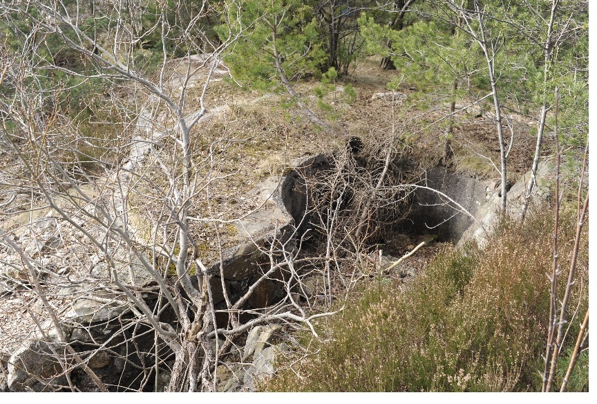 Halvrund stilling på Tyskerheia, Fossbekk