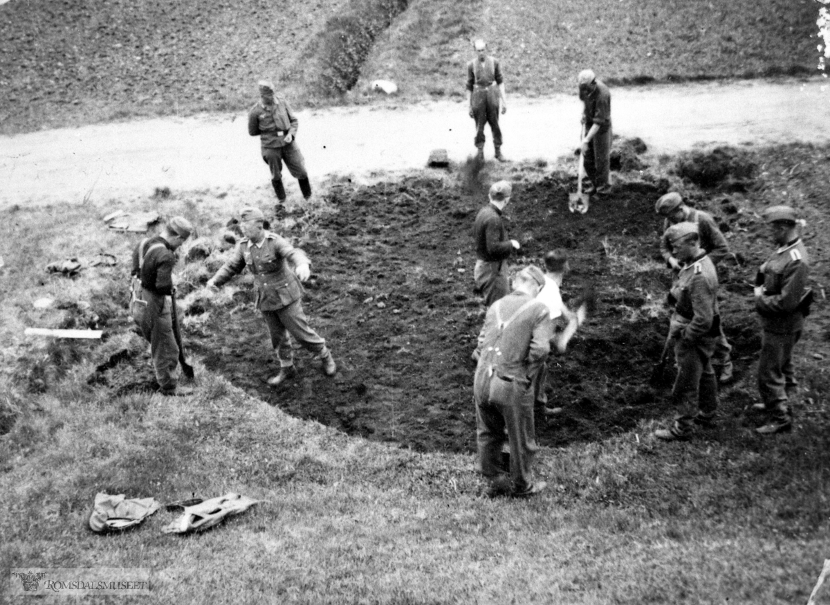 Utgraving og planering til støping av kanonstilling v. Gossen Süd. Merk at der er kun tyske soldater og ikke krigsfanger som ble brukt overalt på Aukra.