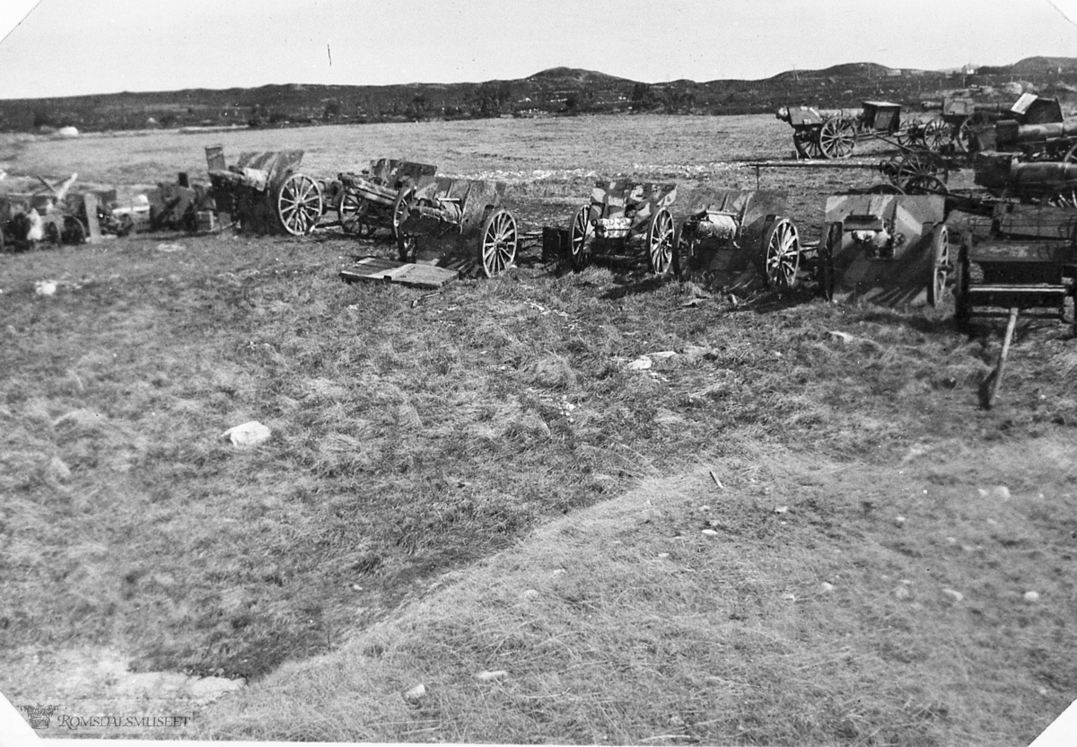 Hovedskytset på Gossen Süd og andre panservernkanoner, samlet opp etter krigens slutt v. Aukratangen et sted. Trolig på markene vest for kanonstillingene på oppsiden av vegen.