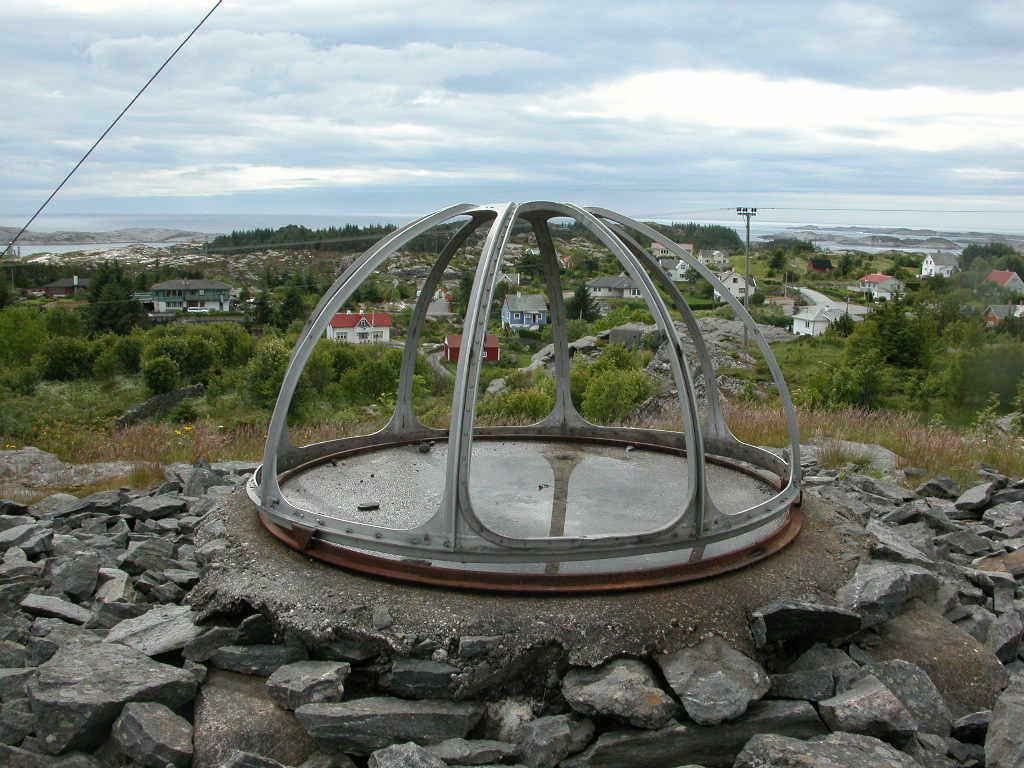 https://kystmuseet.wordpress.com/2013/10/16/luftwaffe-sin-bunker-pa-neshaugen/