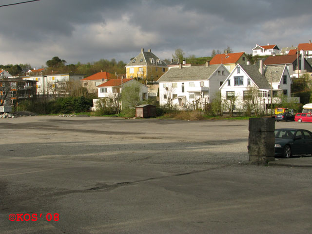 Revehall-tomten ved sør-porten i dag, og en gjenværende portsøyle !