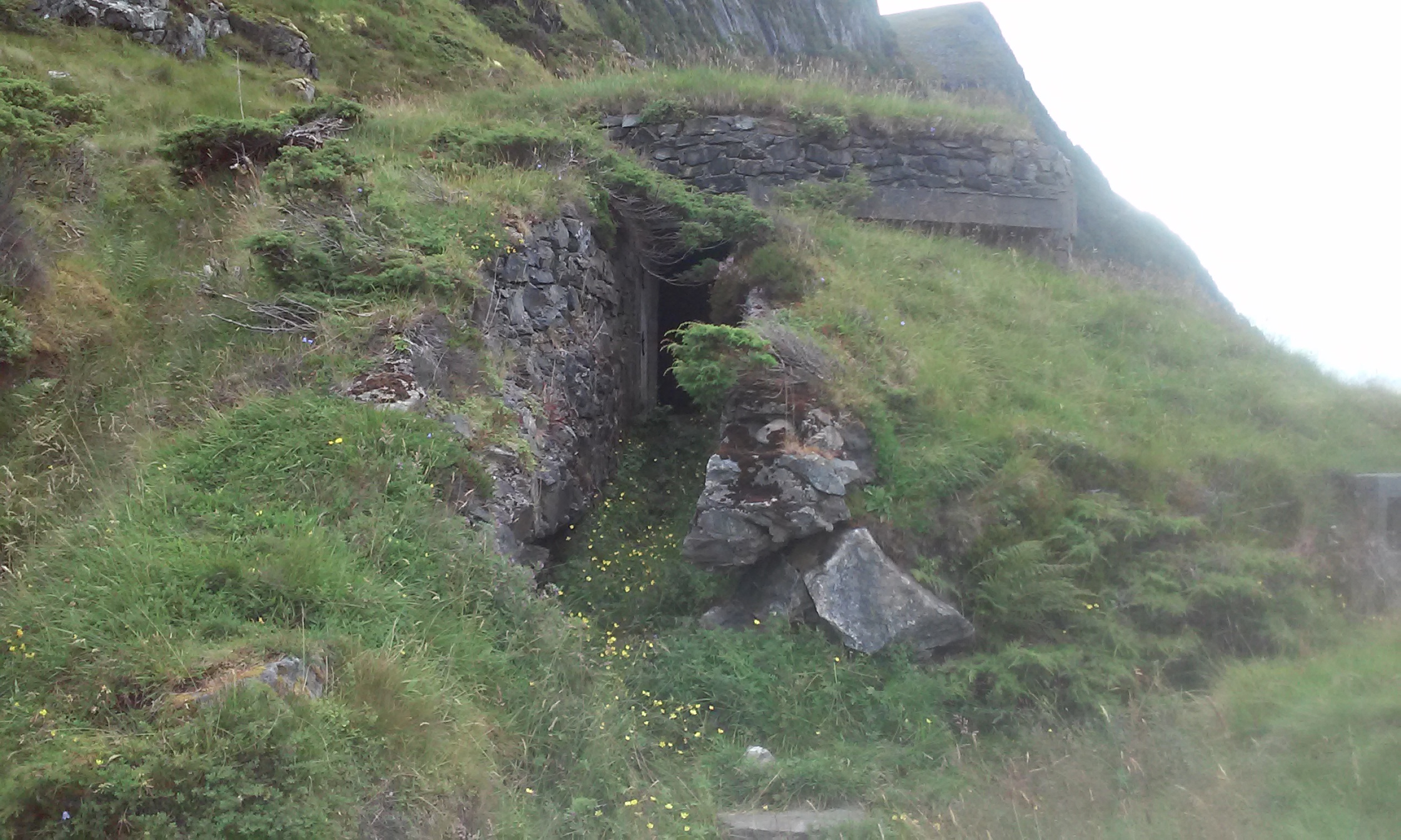 Løpegrav deler seg i 3 mot bunker, til venstre ender i noe sammenrast bak, midt går inn i bunker, høyre fortsetter rundt med stillinger foran bunker.