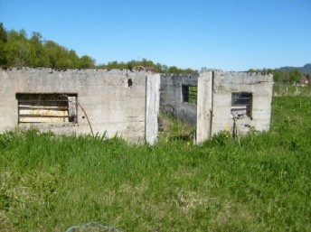 Grunnmur 15-20 meter bortom, stilling til Mørser 18 ligger 30 meter fra disse to (bilde 3)