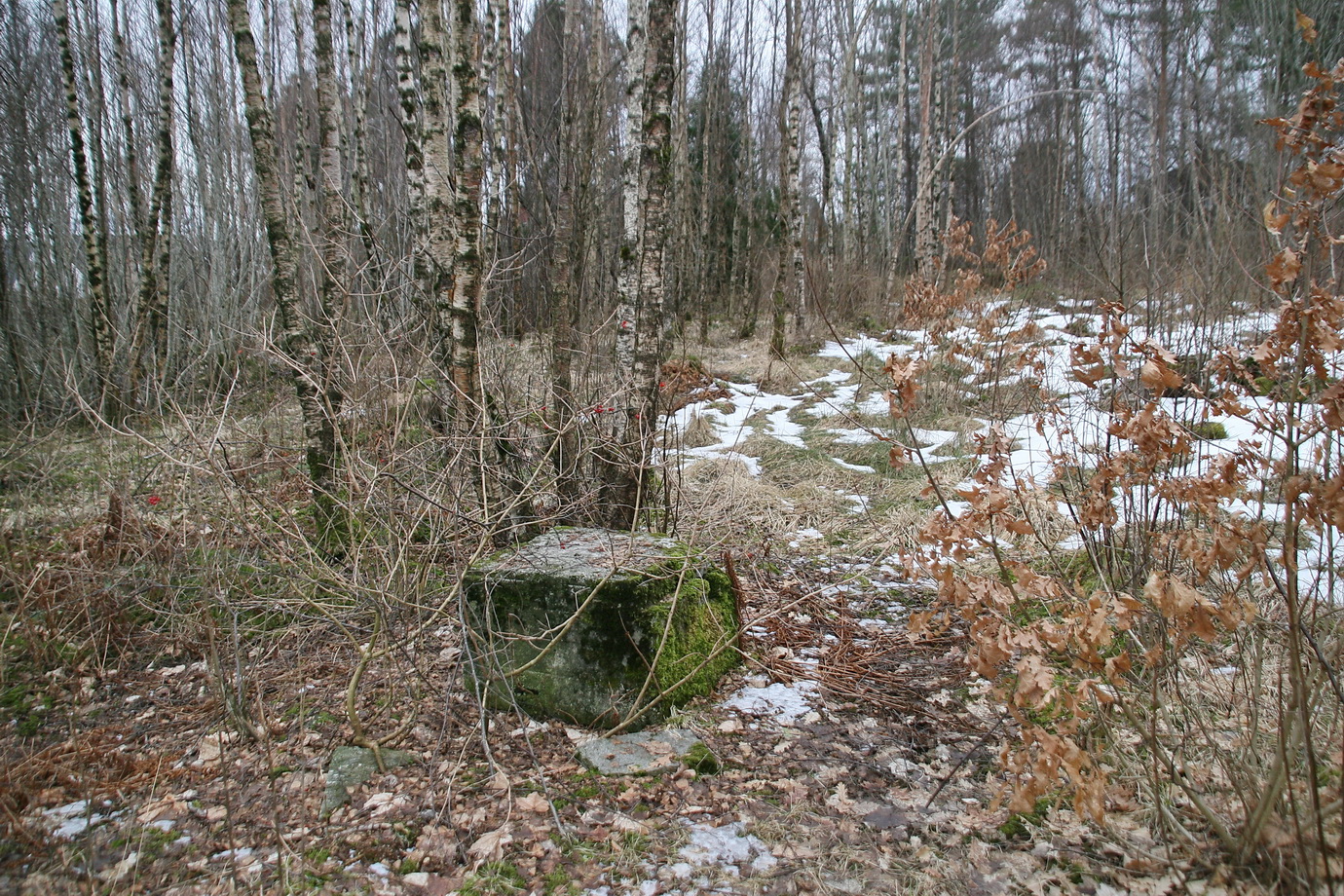 Betongkloss v. utkanten av leir-området. Vaktpost?