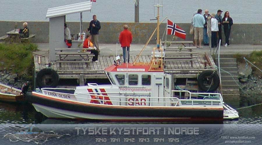 Vi ankomer Leksa på .. var det leksa-dagene 2003? det skulle iallefall være stor fiskekonkuranse på sjøen og vi var invitert for bl.a holde en øye med sikkerheten på fjorden).