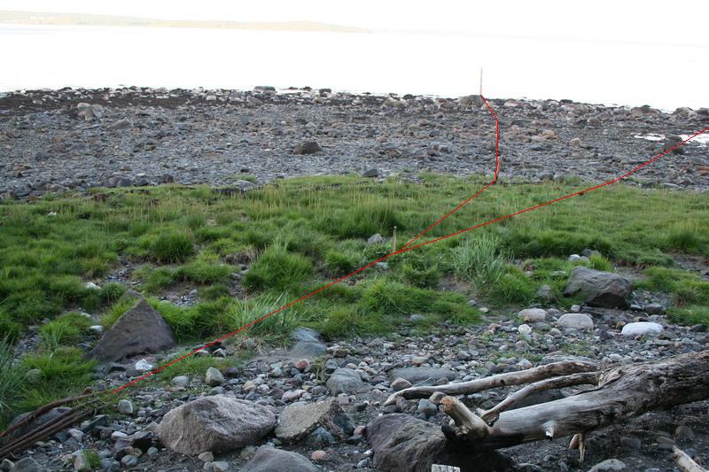 En eller flere kabeler går i retning Jeløya og en de resterende bøyer av i retning syd og ser ut til å gå på utsiden av fyret på nordsiden av Bastøya