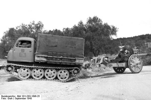 Bundesarchiv_Bild_101I-203-1696-25-_Albanien-_Raupenschlepper_Ost_mit_Kanone.jpg