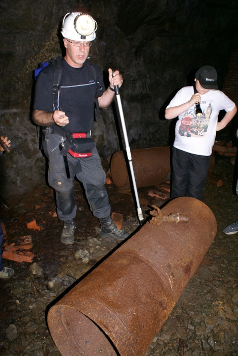 Holder for kruttstaver (?) inne i fjellet
