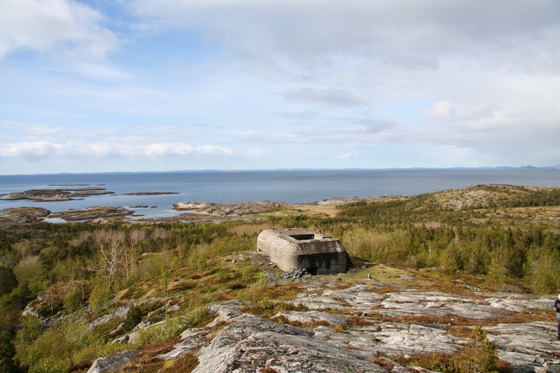 Oversiktsbilde...<br />3 kanoner var plassert på hver side i forkant av kommandobunkeren. HKB Utvorden-Nord ligger helt ute i høre kant av bildet.